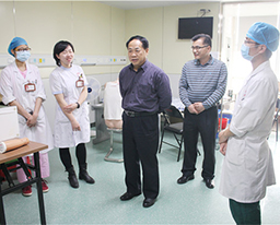 罗伟生副校长莅临我院看望即将参加第八届全国高等医学院校大学生临床技能竞赛参赛选手