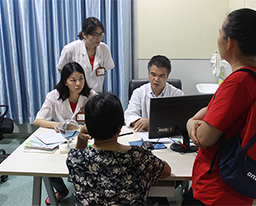 我院眼科举行全国“爱眼日”义诊活动