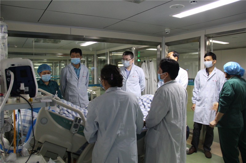 学校党委尤剑鹏书记到我院慰问中医专家黄英儒教授