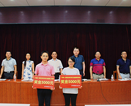 我院奖励在竞赛中获奖的黄清玉、龚斌、童汪霞三名医生