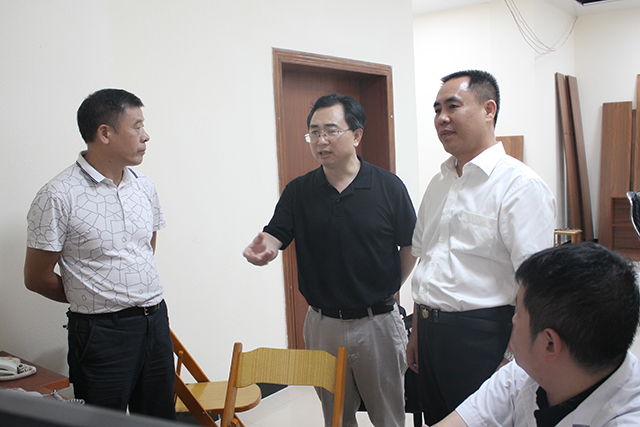 自治区红十字会党组书记、常务副会长、自治区政协委员冯国平莅临我院考察指导