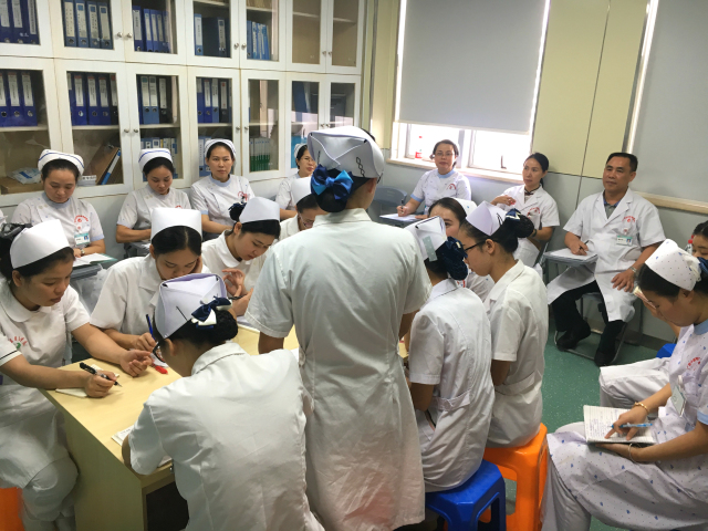 唐友明院长带队到临床指导护理教学查房工作