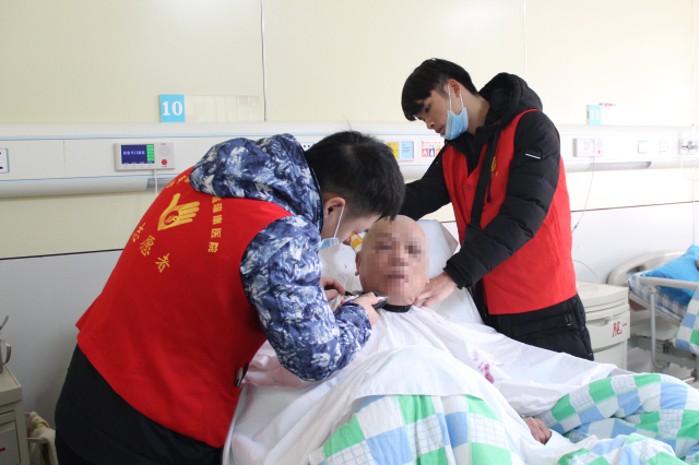 情暖冬日 瑞康爱心义剪走进病房