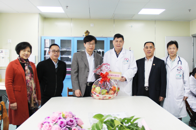 学校副校长吴琪俊到我院慰问离休干部及教师代表