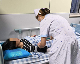 正能量：我院护士在动车上为身体不适乘客伸出援手