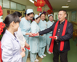 除夕夜和大年初一，医院领导慰问一线值班医护人员