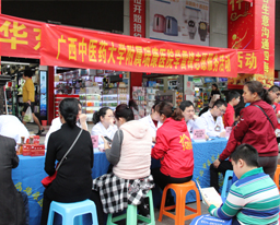 我院积极参加华东社区党委开展的“学雷锋”志愿活动