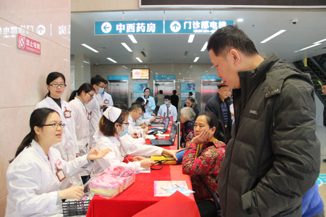 我院肾病内科开展“关注肾脏病，关爱女性健康”义诊活动