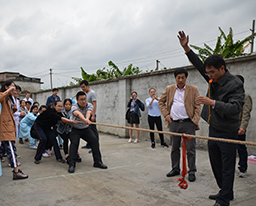 田阳院区举办“三八”节拔河比赛