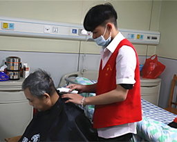 我院社工部开展爱心义剪进病房活动