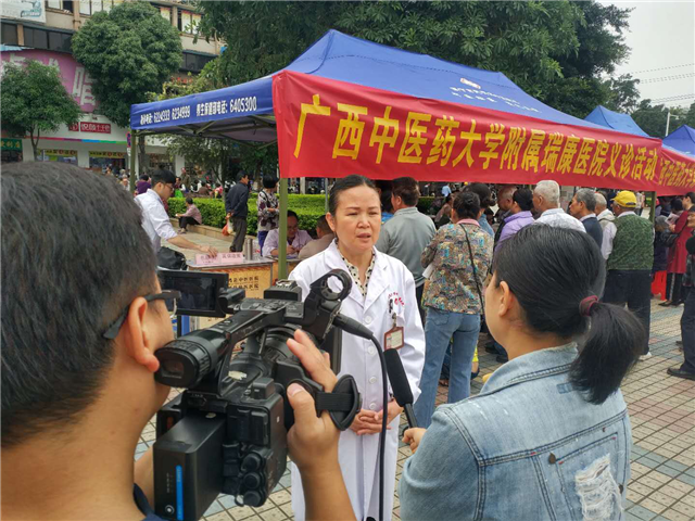 我院与武鸣区中医医院开展2018年“壮族三月三”义诊活动