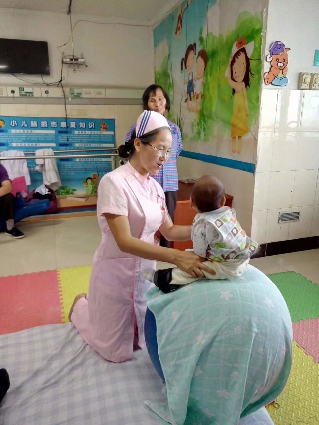 儿科里的天使：用爱心和爱好托起孩子明天的太阳