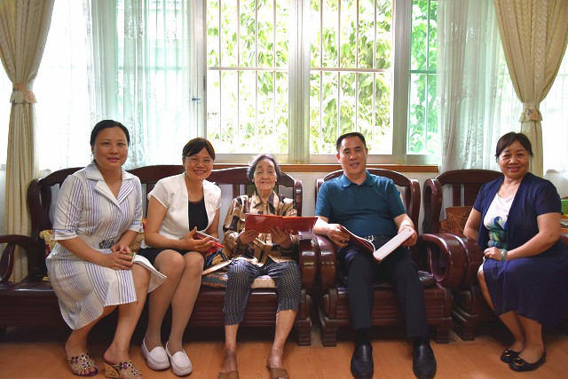 唐友明院长看望慰问我院退休护士前辈