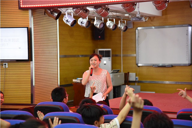 我院社工部组织志愿者到华强小学开展青春期健康知识讲座