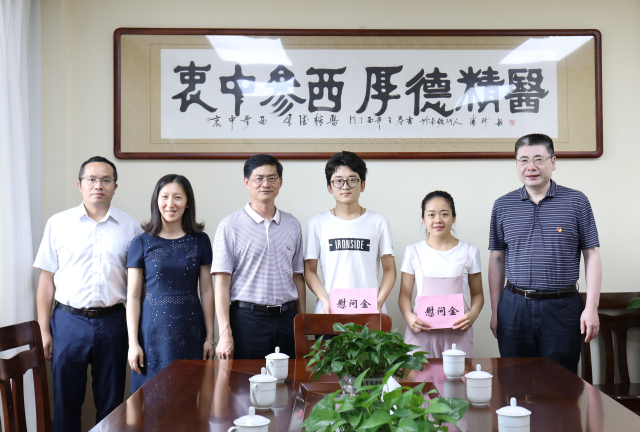 学校党委副书记何并文带队开展“七一”走访慰问党员活动