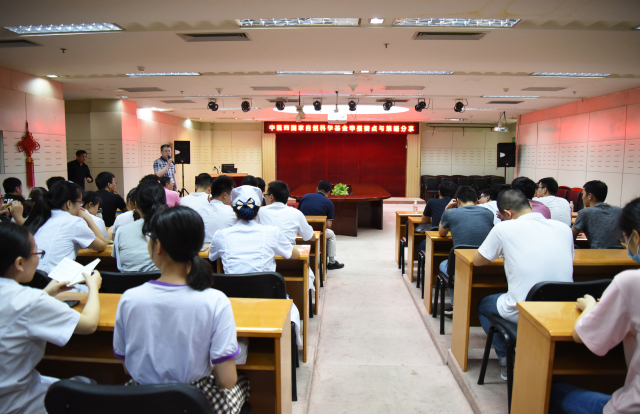 南方医科大学中医药学院教授赵晓山受邀到我院作专题讲座