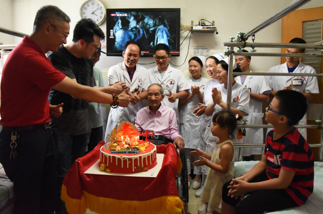 我院关节与运动医学科为102岁患者庆生