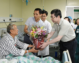 勿忘国耻 致敬功臣 我院党委组织看望慰问共和国老兵