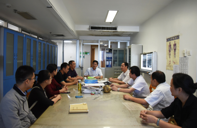 学校党委副书记何并文到我院看望受伤住院学生