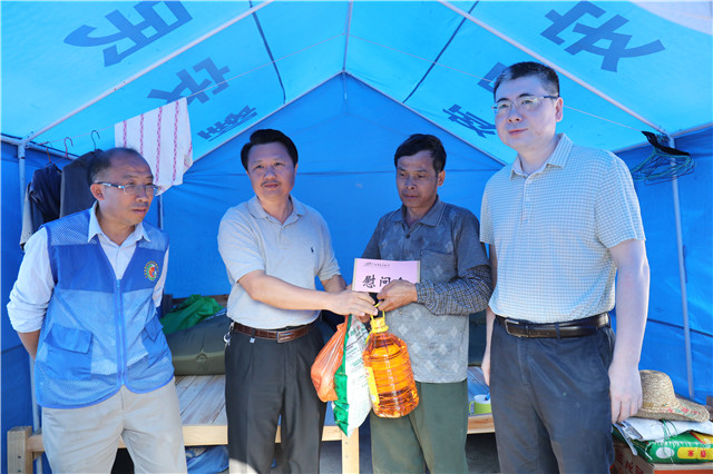 学校党委庞宇舟副书记率队到隆安县扶贫点开展帮扶走访慰问活动