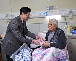 学校党委副书记何并文莅临我院慰问离休干部及教师代表