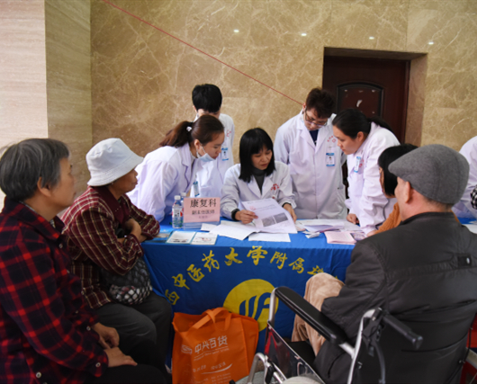 我院医疗专家团队走进浦北开展义诊活动