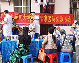 我院积极深入社区开展便民义诊活动