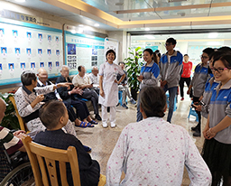 我院红十字志愿服务队开展“尊老爱幼，情暖病房”阳光助残志愿服务活动