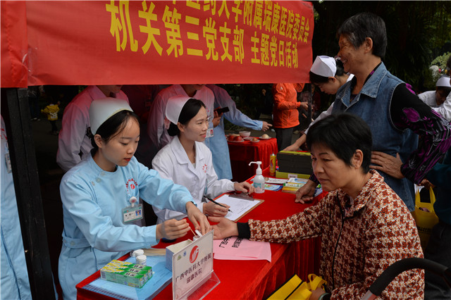 我院积极参与“党旗领航一百名学会专家走基层”活动