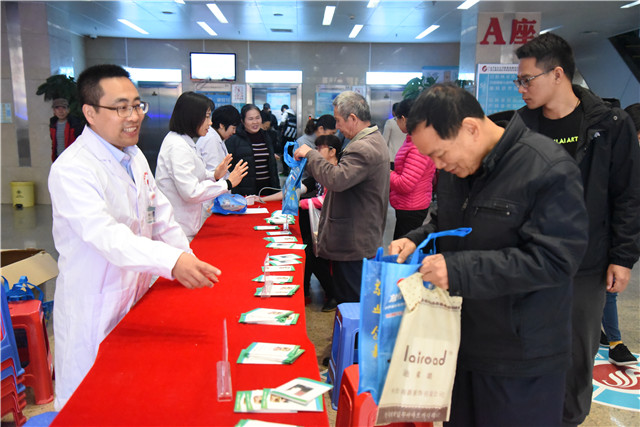 社区动员同防艾，健康中国我行动——我院开展“世界艾滋病日”义诊活动