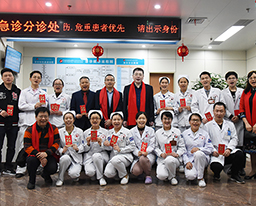 除夕夜和大年初一，院领导亲切慰问医院一线值班人员