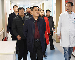 医院领导班子节后上班第一天慰问临床一线医务人员