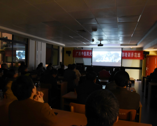 医院党委组织党务干部观看电影《惊天动地》