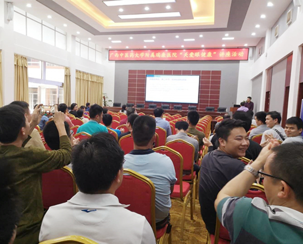 我院走进广西电子高级技工学校开展“关爱眼健康”活动