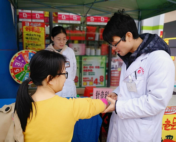我院走进森林假日小区开展健康义诊活动