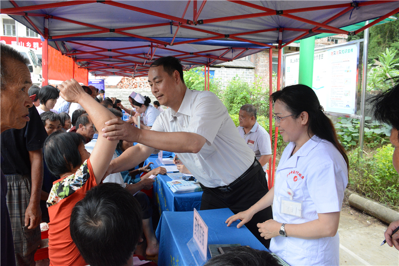 我院携手区红十字会前往隆安县开展义诊活动