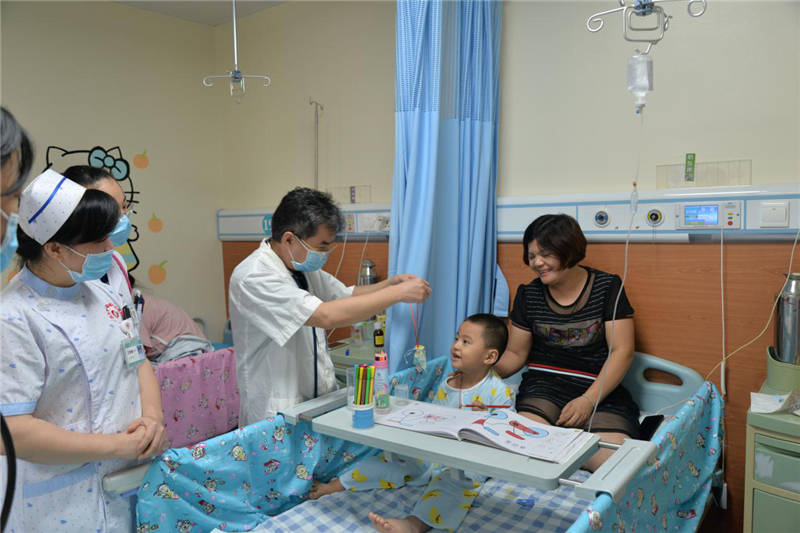 送香囊 玩游戏——我院儿科的这个“六一”过得有意思