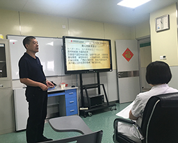 韦思尊副院长出席内科七支部“党员活动日”并授课