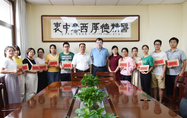 我院开展 “七一”走访慰问党员活动