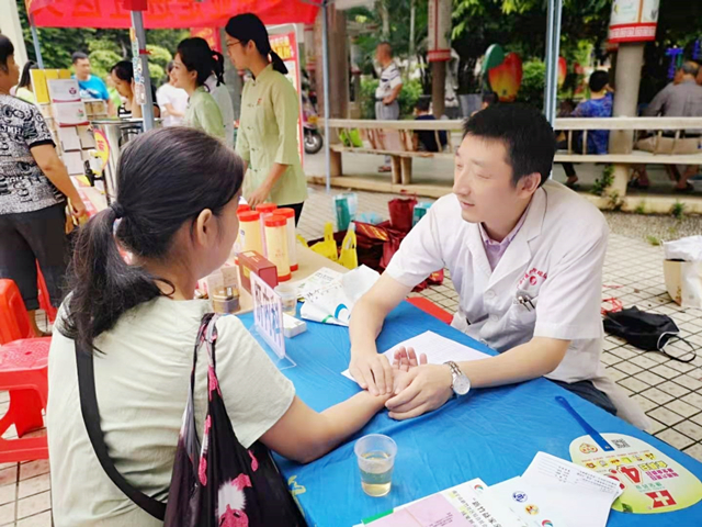 我院走进新竹小区、公安厅生活区开展义诊活动