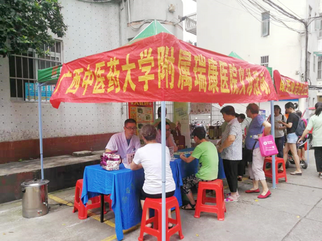 我院走进华蓝生活区和南铁紫荆苑开展义诊活动