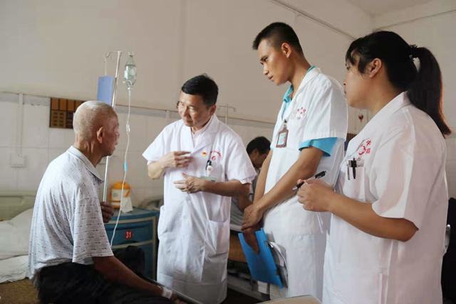 我院内科党总支党员专家团队走进平果县开展大型义诊活动