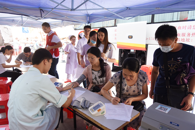 医者仁心，热血传承——我院组织职工开展无偿献血活动