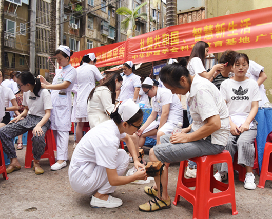 “礼赞共和国、智慧新生活——科技促民生 科普惠健康”我院开展2019年科普活动日义诊活动