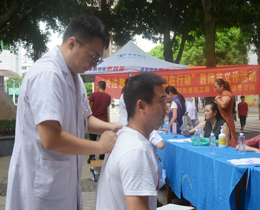 关爱教师健康，我们一直在线——我院赴广西工业职业技术学院开展教师节义诊活动