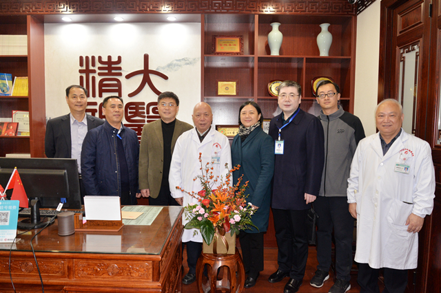 自治区中医药管理局局长姚春一行看望慰问我院国医大师韦贵康教授