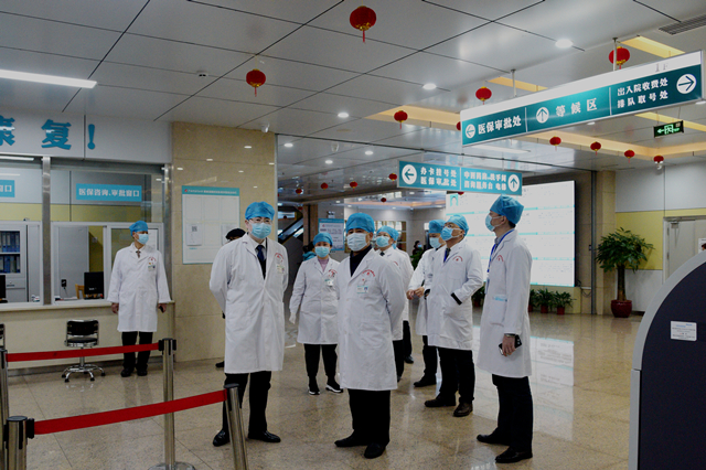 大年初五，我院门诊开诊第一天，院领导巡查医院各诊区