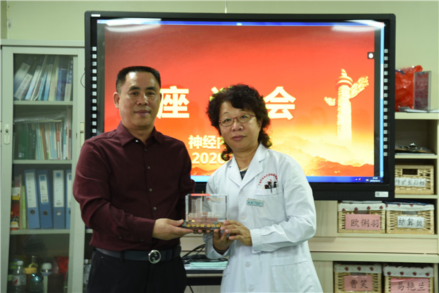 我院为脑病科二区荣誉主任陆晖、检验科主任技师田玉玲举行退休座谈会