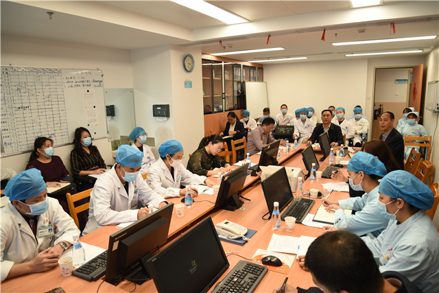 院领导带队深入神经外科、乳腺科开展行政查房