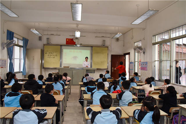 我院社工部组织视光中心专家赴华强小学开展眼保健操指导活动